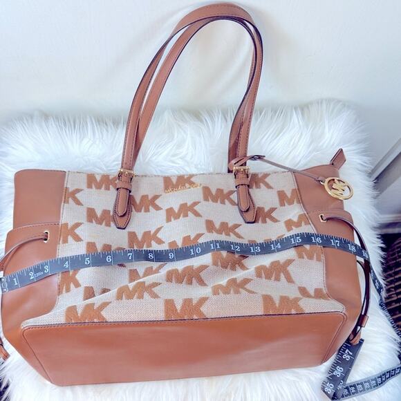 Michael Kors Gilly Large Logo Drawstring Travel Tote Bag - Picture 13 of 16